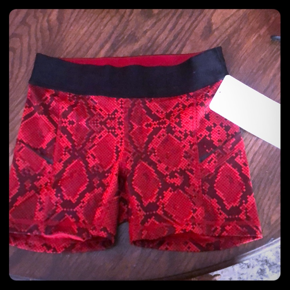 Lululemon size 4 what the sport short